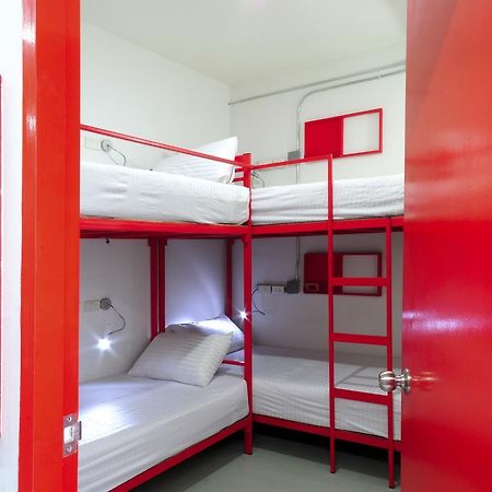 Jellybean Ezy Hostel Sathorn バンコク都 エクステリア 写真
