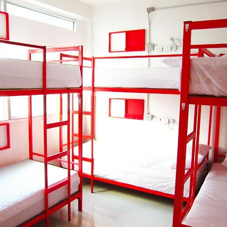 Jellybean Ezy Hostel Sathorn バンコク都 エクステリア 写真