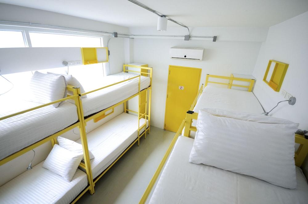 Jellybean Ezy Hostel Sathorn バンコク都 エクステリア 写真