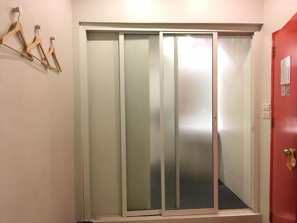 Jellybean Ezy Hostel Sathorn バンコク都 エクステリア 写真