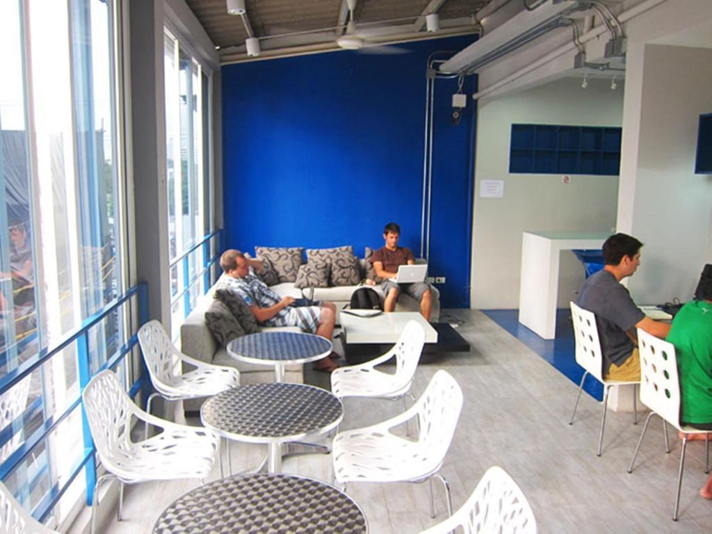 Jellybean Ezy Hostel Sathorn バンコク都 エクステリア 写真