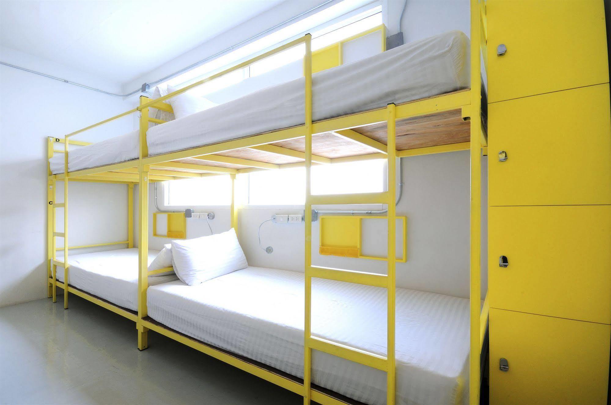 Jellybean Ezy Hostel Sathorn バンコク都 エクステリア 写真