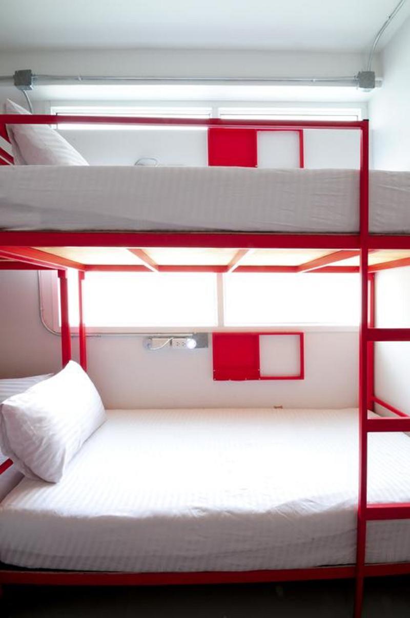 Jellybean Ezy Hostel Sathorn バンコク都 エクステリア 写真