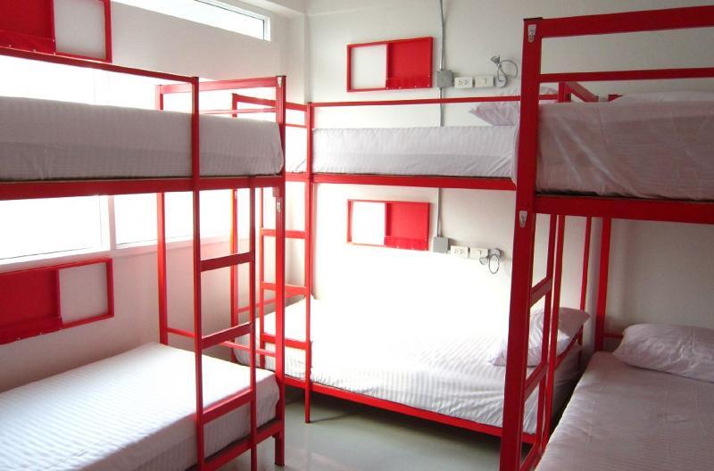 Jellybean Ezy Hostel Sathorn バンコク都 エクステリア 写真