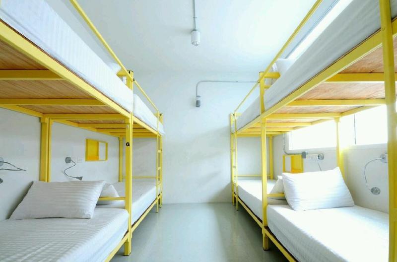 Jellybean Ezy Hostel Sathorn バンコク都 エクステリア 写真